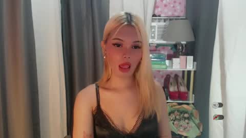 Snapshot of yourlovekylie chatting on 23, 6, 2026 KYLIE MORE online show from 23, 6, 2026