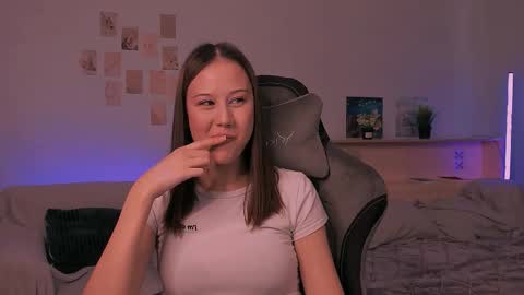 Snapshot of yourlovelystreamer chatting on 6, 10, 2025 Nikol online show from 6, 10, 2025