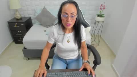 Snapshot of yulitza1025 chatting on 19, 11, 2025 Y U L I T Z A online show from 19, 11, 2025