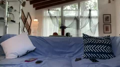 yumiandwolf online show from 28, 10, 2025