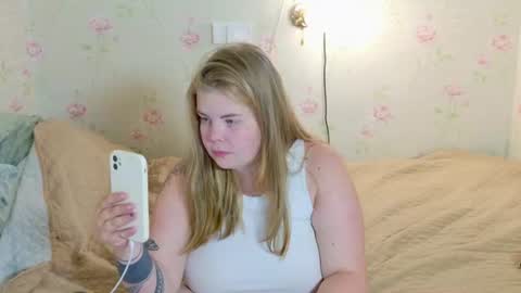 Snapshot of yumm_lolly chatting on 17, 7, 2026 Polly online show from 17, 7, 2026