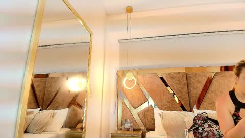 Zarah Andrews online show from 15, 12, 2025