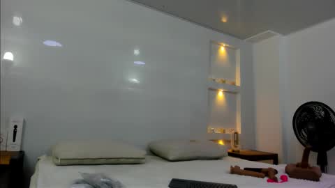 Zenda Evans online show from 2, 10, 2025