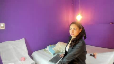 zoe_henderson online show from 7, 4, 2026