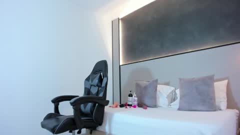 zoee_zi online show from 24, 10, 2025