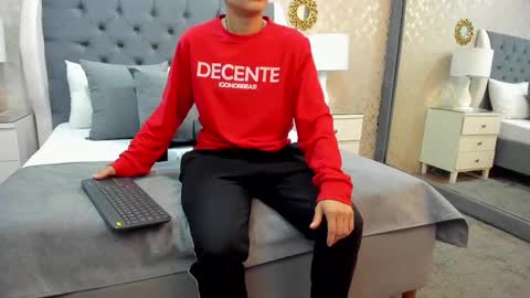 Zoe Krug online show from 18, 9, 2025