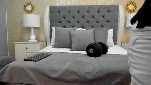 Zoe Krug online show from 1, 10, 2025