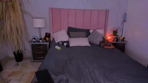 Snapshot of zoemiller32 chatting on 27, 10, 2025 CuteZoe online show from 27, 10, 2025