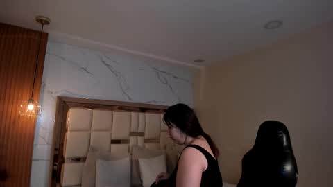 Snapshot of zoes_mile chatting on 5, 2, 2026 Zoes online show from 5, 2, 2026