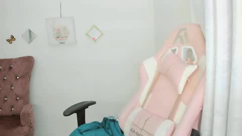 Snapshot of zooeybelair chatting on 8, 6, 2026 Alicie online show from 8, 6, 2026