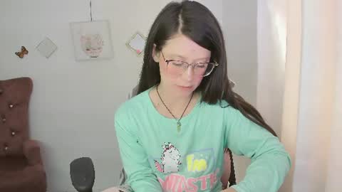 Snapshot of zooeybelair chatting on 17, 6, 2026 Alicie online show from 17, 6, 2026