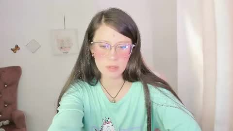 Snapshot of zooeybelair chatting on 18, 6, 2026 Alicie online show from 18, 6, 2026