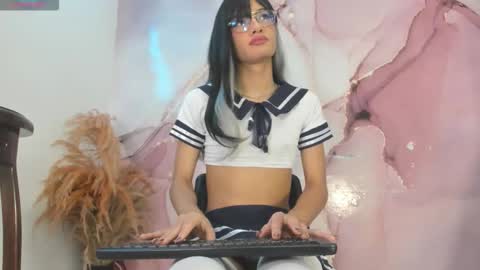 Zuri Lux online show from 23, 11, 2025