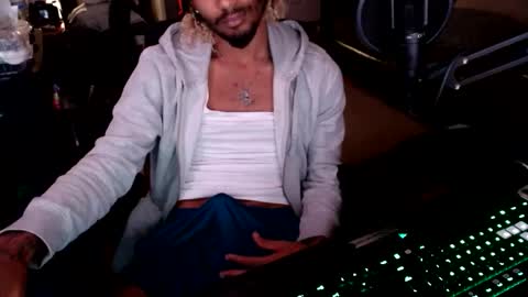 Snapshot of zylr chatting on 24, 10, 2025 mixedtwinklol online show from 24, 10, 2025