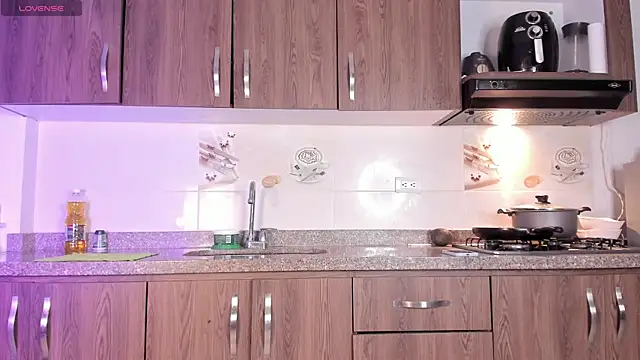 Snapshot of Petit-Rosse chatting on 6, 11, 2025 Petit-Rosse online show from 6, 11, 2025