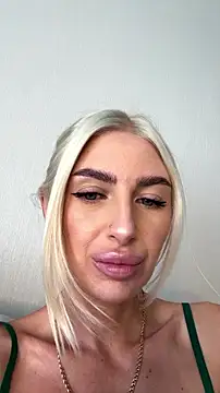 Snapshot of Mia_Roxie chatting on 5, 7, 2026 Mia Roxie online show from 5, 7, 2026