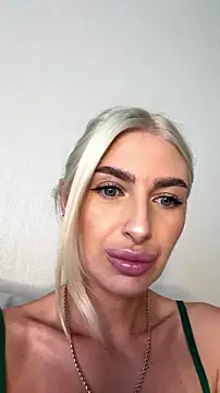 Snapshot of Mia_Roxie chatting on 5, 7, 2026 Mia Roxie online show from 5, 7, 2026