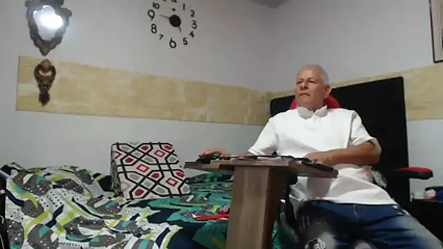 Snapshot of VALENTINO1983_ chatting on 5, 7, 2026 VALENTINO1983 online show from 5, 7, 2026