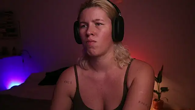 Snapshot of moonamii chatting on 2, 12, 2024 moonamii online show from 2, 12, 2024