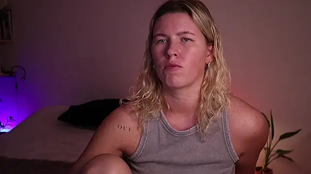 Snapshot of moonamii chatting on 8, 10, 2025 moonamii online show from 8, 10, 2025