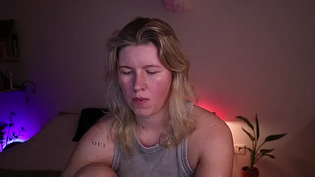 Snapshot of moonamii chatting on 20, 10, 2025 moonamii online show from 20, 10, 2025