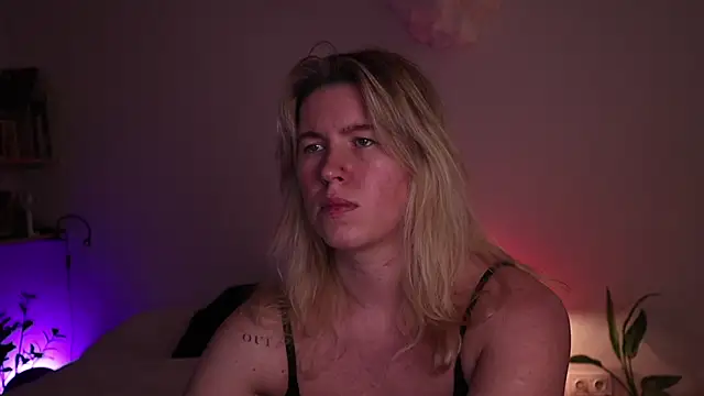 Snapshot of moonamii chatting on 8, 11, 2025 moonamii online show from 8, 11, 2025