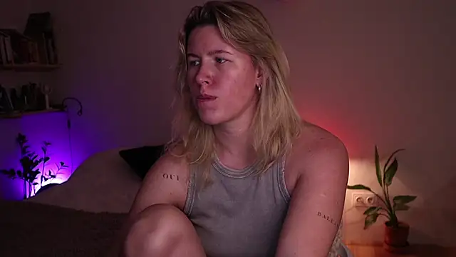 Snapshot of moonamii chatting on 12, 11, 2025 moonamii online show from 12, 11, 2025