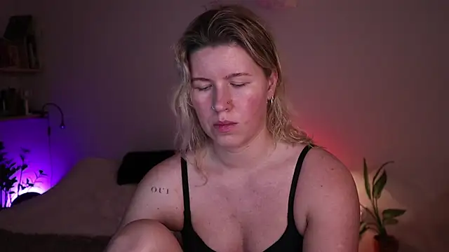 Snapshot of moonamii chatting on 13, 11, 2025 moonamii online show from 13, 11, 2025