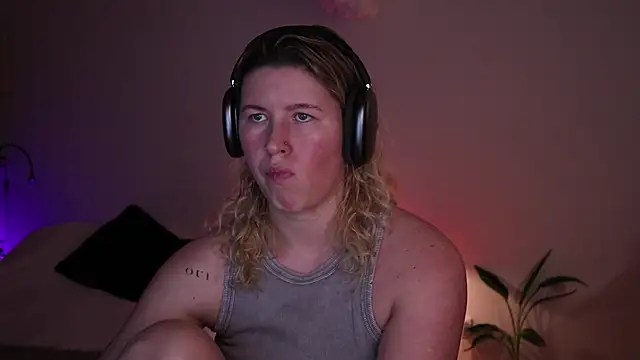 Snapshot of moonamii chatting on 4, 12, 2025 moonamii online show from 4, 12, 2025