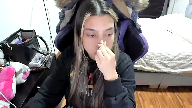 Snapshot of LuisaReyes_2911 chatting on 9, 9, 2025 LuisaReyes 2911 online show from 9, 9, 2025