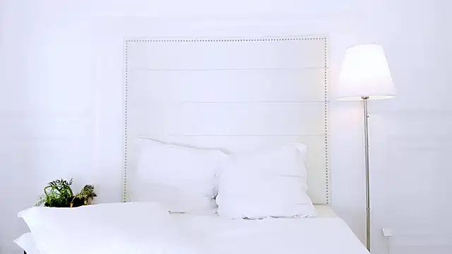 NaomiYuu online show from 15, 4, 2026