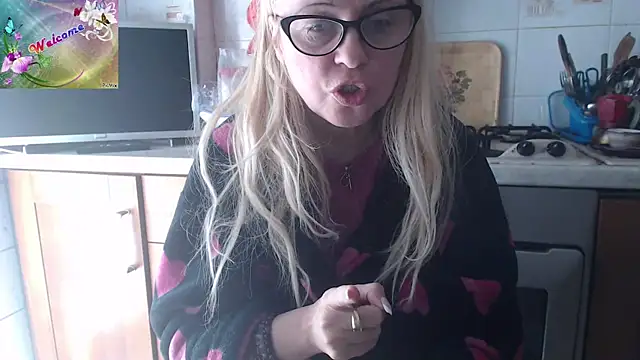 Snapshot of martachatte chatting on 4, 10, 2025 martachatte online show from 4, 10, 2025