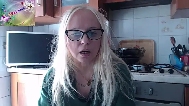 Snapshot of martachatte chatting on 8, 10, 2025 martachatte online show from 8, 10, 2025