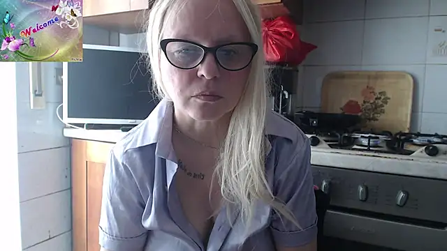 Snapshot of martachatte chatting on 2, 11, 2025 martachatte online show from 2, 11, 2025