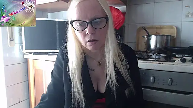 Snapshot of martachatte chatting on 10, 11, 2025 martachatte online show from 10, 11, 2025