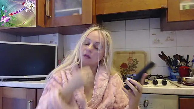 Snapshot of martachatte chatting on 28, 11, 2025 martachatte online show from 28, 11, 2025