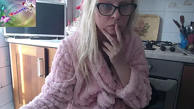 Snapshot of martachatte chatting on 1, 12, 2025 martachatte online show from 1, 12, 2025