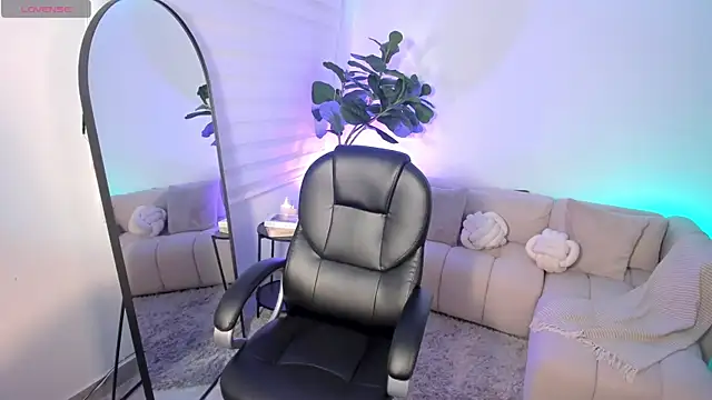 Snapshot of MileyCruz_ chatting on 8, 6, 2026 MileyCruz online show from 8, 6, 2026