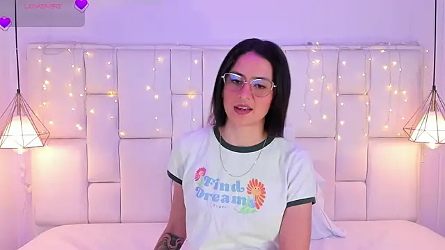 SarahSophia  online show from 3, 2, 2025