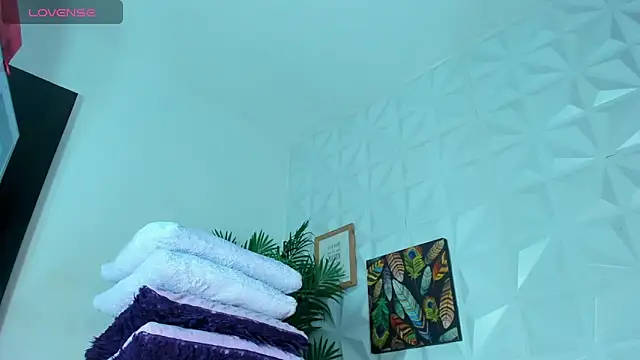 Snapshot of Hellen_Sky chatting on 8, 9, 2025 Hellen Sky online show from 8, 9, 2025
