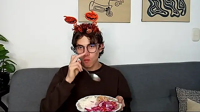 Snapshot of Norehg chatting on 17, 10, 2025 Norehg online show from 17, 10, 2025