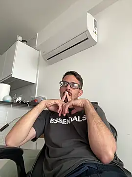 Snapshot of julian333 chatting on 22, 3, 2025 julian333 online show from 22, 3, 2025