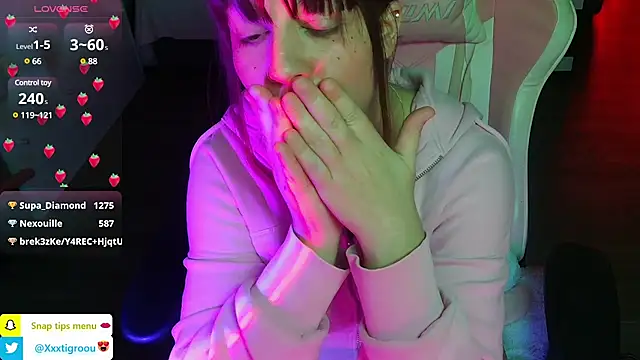 Snapshot of PetiteAngel666 chatting on 23, 1, 2025 PetiteAngel666 online show from 23, 1, 2025