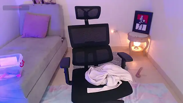 lilian prada online show from 22, 2, 2025