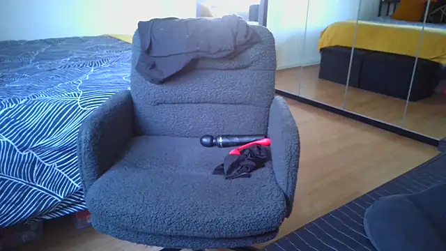 sarametisse26 online show from 9, 4, 2026