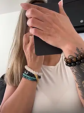  Abril-Office1 online show from 17, 1, 2025