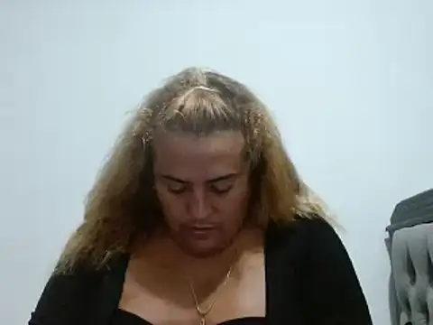 KIARAMARSHALLWELLZ online show from 2, 2, 2025