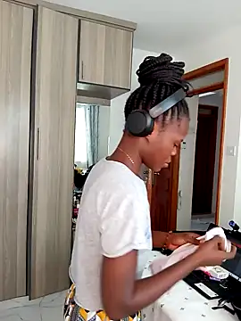 Snapshot of petiteebony_81 chatting on 16, 1, 2025 petiteebony 81 online show from 16, 1, 2025