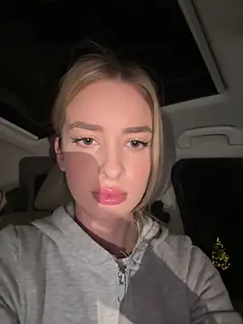 Snapshot of EvieEvans chatting on 4, 12, 2024 EvieEvans online show from 4, 12, 2024