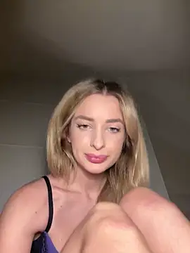 Snapshot of EvieEvans chatting on 1, 1, 2025 EvieEvans online show from 1, 1, 2025